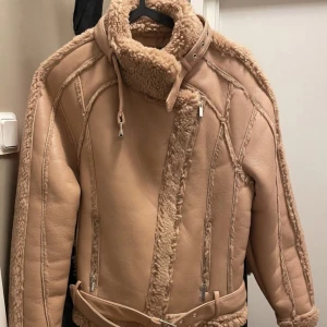 Bikerjacka Faux fur - Bikerjacka från Missguided NY med prislapp kvar. I färgen tan med teddyfoder. Storlek S.
