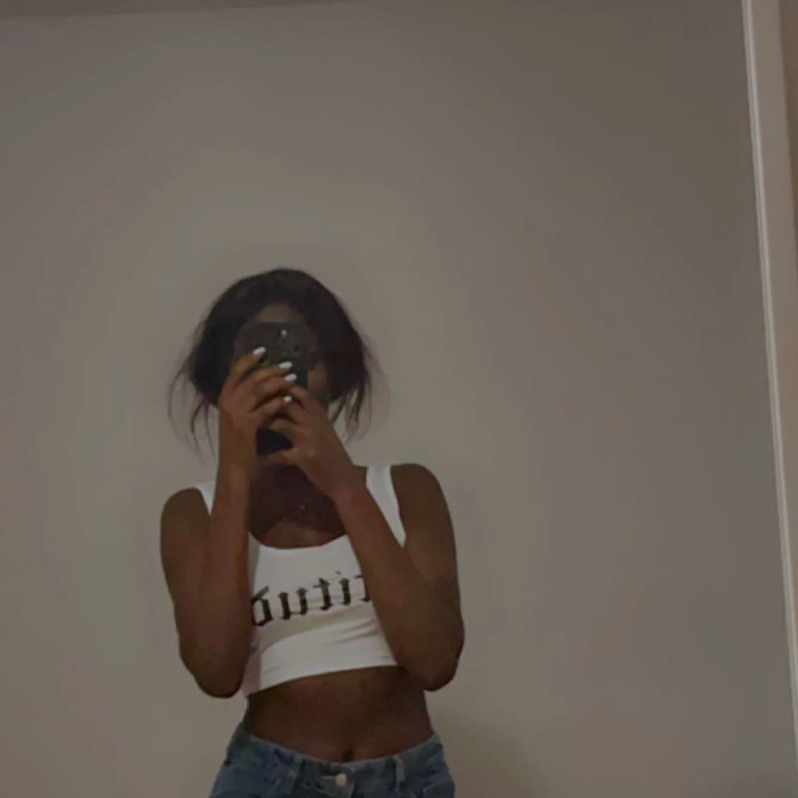 Vit tank top med svart text