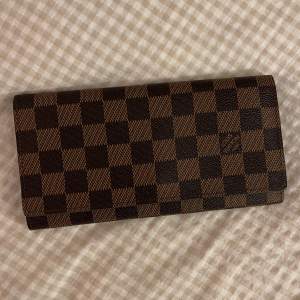 LV brun läder plånbok i perfekt skick! Aldrig använd ✨Frakt 35kr