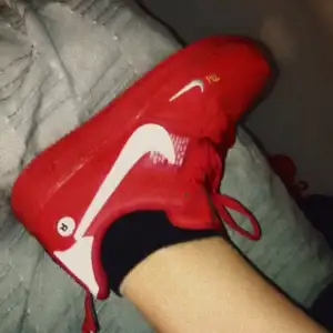 Röda skor från Nike i storlek 39-40 Använda några gånger i fint skick (fake) 