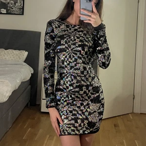 Festklänning  - Jättefin festklänning med paljetter på och öppen rygg, går att stänga ryggen lite med snören 