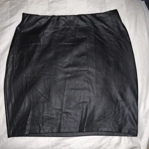 Skinnkjol  - Svart tajt skinn kjol. 