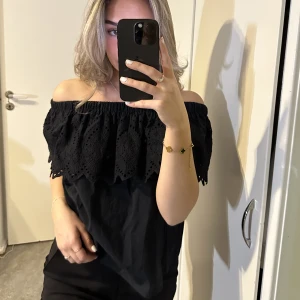 Svart off shoulder topp - Superfin svart offshoulder topp!  Bra skick, används fåtal gånger. 
