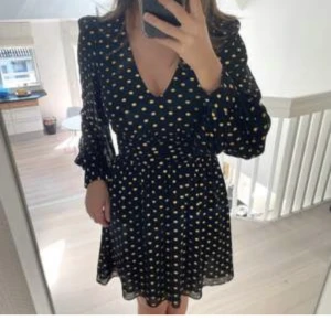 & Other Stories Nyårsklänning - Svart miniklänning med guldiga prickar från & Other Stories! Slutsåld sedan länge på hemsidan, superfin och passar perfekt till nyår✨ Endast använd en gång, den är precis som ny! Nypris 890kr💓 Första bilden är lånad💓