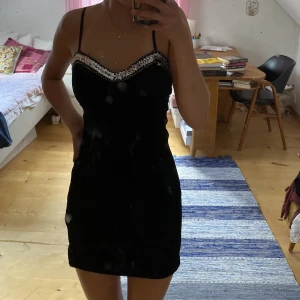 nyårsklänning - så söt nyårsklänning! kan skickas fler bilder! i sammetsmaterial 💗 köpt secondhand