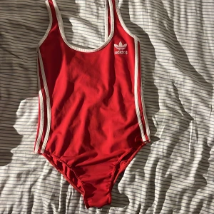 Röd adidas body - Röd adidas body  Strl: M (passar även L) Pris: 90kr+frakt 