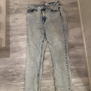Ljusblåa jeans från H&M  - Jättefina ljusblåa raka byxor från H&M. Dom är för små på mig därför ganska tajt på bilden annars raka i benen. Storlek 42 men anser dom som mindre i storlek beroende på hur du vill ha dom. Skicka gärna Dm för fler frågor och bilder 💕