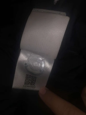 Moncler jacka äkta  - Väljer att sälja min fina jacka eftersom att jag fick  en ny som present, äkta moncler med bevis om det  behövs. Storlek S. Köptes  förra året  och de är ganska dyra ny pris 19500 krså jag väljer att lägga  ut den för 7000 kr men priset går att diskutera 