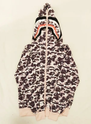 WGM Zip-Up Hoodie - en zipup hoodie som aldrig använts. cool design med fint tryck, det är dragkedja runt hela luvan som du kan dra ihop så har du en cool mask 🤪  möts i gbg men kan även frakta 