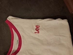 🌸 vit/rosa Lee tshirt 🌸 - 🌸 säljs pga för liten