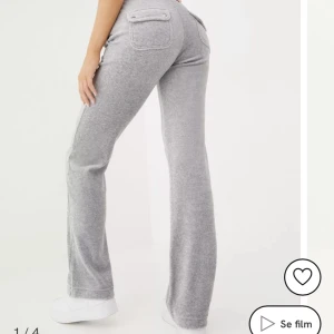 Gråa juicy couture byxor  - säljer mina Juicy Couture byxor för har igen användning av dem längre när jag har två par, inga defekter.  säljer för 550 och köpta för 1100kr ( INTE handduks material)