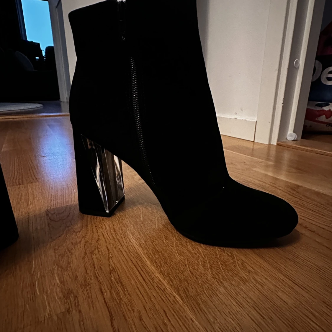 Nya svarta mocka boots med fin detalj på klack - 91