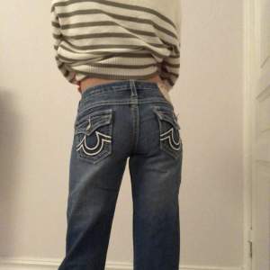 Lågmidjade true religion jeans som är i perfect skick. Jag är 160 cm och de är långa på mig. Det är waist 27. Midjemått (tvärsöver): 39 cm. Innerbenslängd: 80 cm.  KLICKA INTE PÅ KÖP NU:)