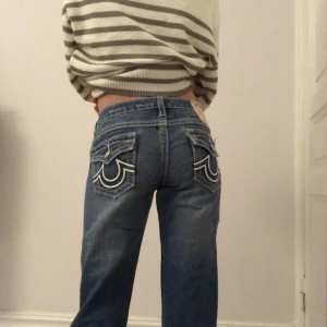 True religion jeans - Lågmidjade true religion jeans som är i perfect skick. Jag är 160 cm och de är långa på mig. Det är waist 27. Midjemått (tvärsöver): 39 cm. Innerbenslängd: 80 cm.  KLICKA INTE PÅ KÖP NU:)