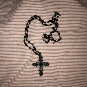 Halsband kors - Långt gotiskt halsband med ett kors. Längden går att justera med ett par centimeter. Bra skick. 80kr + frakt.