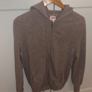 Beige softgoat hoodie - Har ett litet hål under armen som går att laga enkelt!:)