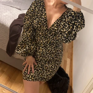 Leopard klänning  - Snygg klänning i leopard, sitter något tight på kroppen. 