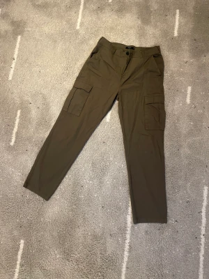 Cargo byxor - Använder dem ej längre har bara använt dom 2 gånger fler bilder finns om ni vill se mer👍🏼
