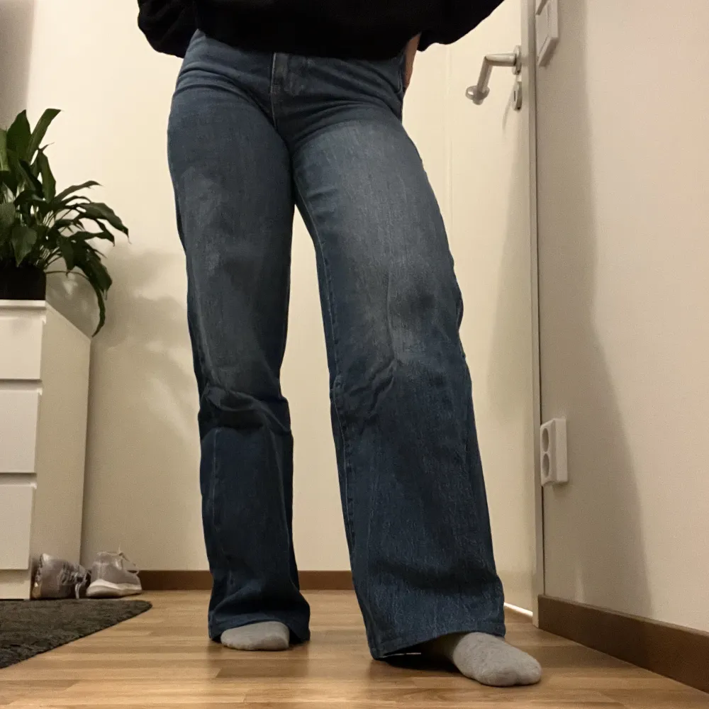 supersnygga jeans från Gina Tricot! Superfint skick och väldigt sköna! Sitter väldigt snyggt över höfter och lite vidare nedtill (straight fit). Storlek 34, men om något lite större i storleken. Jag är ca 162 och de är perfekt längd!🥰 Hör av er vid frågor. Jeans & Byxor.