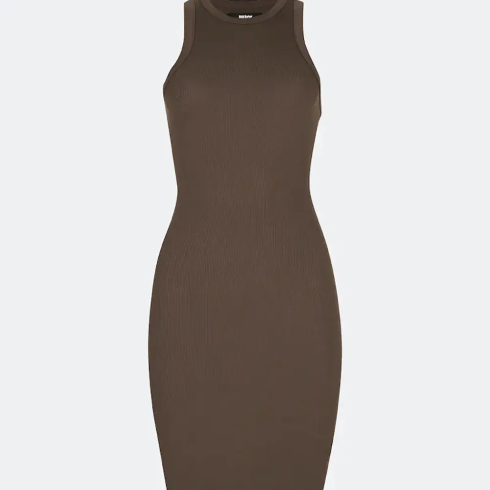 Snygg brun ribbad klänning från Bikbok, använd endast 2 gånger. Storlek M. Passar mig tyvärr inte i storlek. . Klänningar.