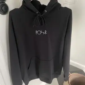 En snygg svart Polar hoodie!! Storlek medium, den är lite större i storleken eftersom att den ska vara lite baggy så den passar större storlekar. Skicket på tröja är 7/10.  Mitt pris: 500kr  Original pris: 1000kr