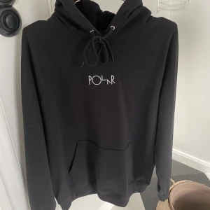 Polar hoodie  - En snygg svart Polar hoodie!! Storlek medium, den är lite större i storleken eftersom att den ska vara lite baggy så den passar större storlekar. Skicket på tröja är 7/10.  Mitt pris: 500kr  Original pris: 1000kr