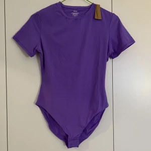 Skims body ny med lappen kvar - Köpt från Skims hemsida, storlek large. Är mycket stretch, men ganska tight. Färgen är slutsåld på hemsidan. Helt ny med lappen kvar.