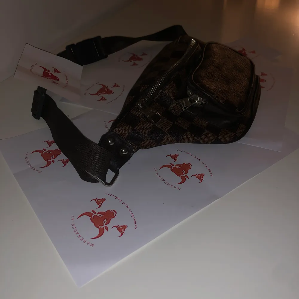 Säljer äxel väska Louis Vuitton (äkta) (Priset diskuteras) fraktar grattis med postnord spårbart eller mötas upp i Stockholm . Väskor.