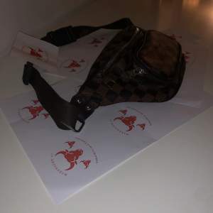 Säljer äxel väska Louis Vuitton (äkta) (Priset diskuteras) fraktar grattis med postnord spårbart eller mötas upp i Stockholm 