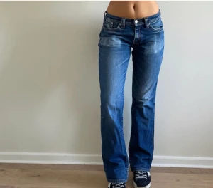 Lågmidjade Levis jeans  - Såå fina lågmidjade vintage Levis jeans, köpta här på plick ! ❤️ säljer eftersom dom var för stora på mig 