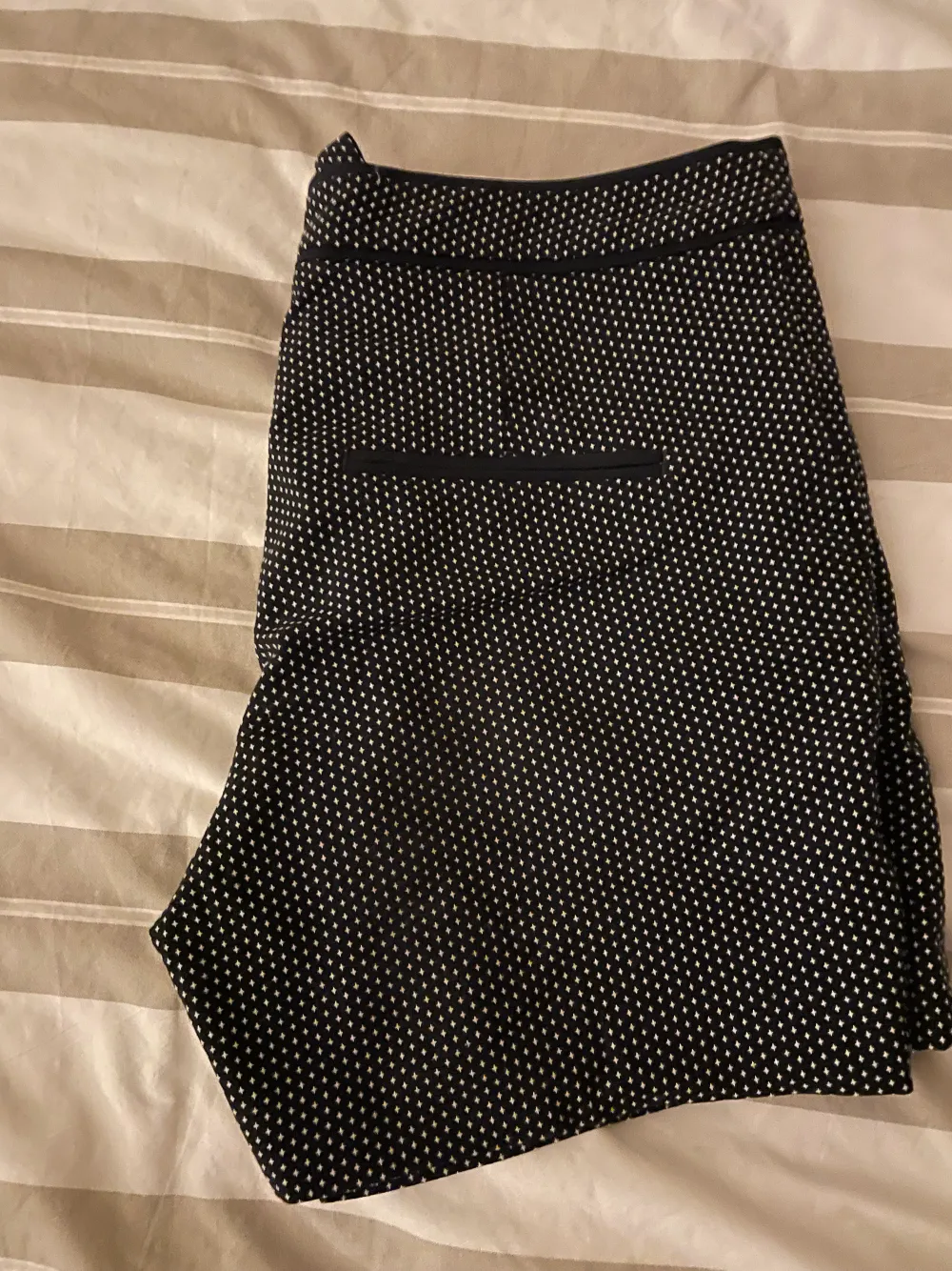 Korta Kostymshorts från H&M, strl 34. Aldrig använda pga för liten storlek. . Shorts.