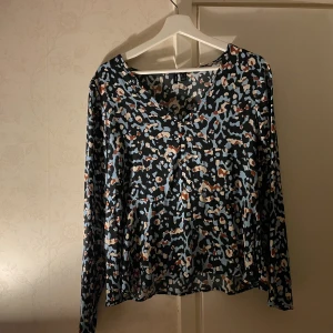 Blus från Vila  - Supersnygg blus från Vila använd en gång, strl S. 