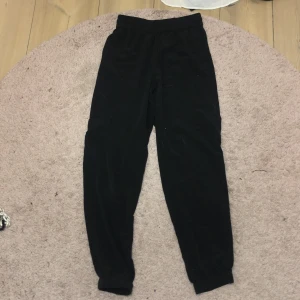 Byxor - Svarta byxor från monki. De har små fläckar av vit målarfärg lite här och där, men det syns knappt