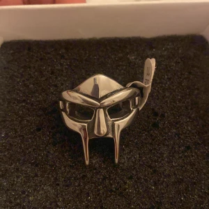 Me doom ring - Säljer denna skit coola mf doom som tyvärr var förstor för mig💗