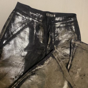 Silvriga jeans! - Riktigt balla utsvängda jeans men tyvärr lite små på mig! Innerben: 81cm och från midjan och ner: 101cm💕