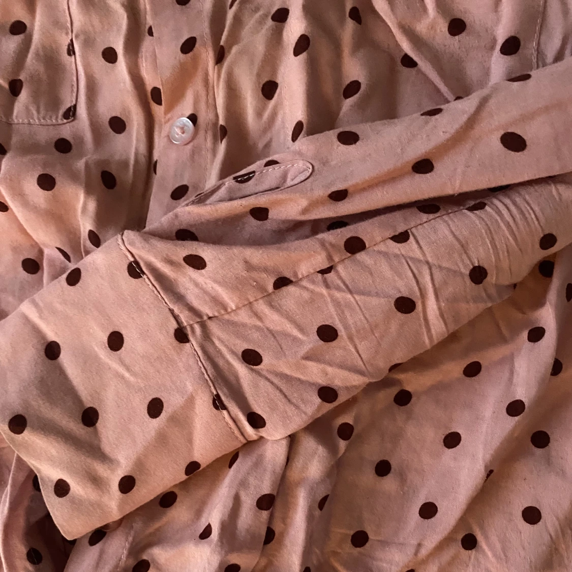 Långärmad rosa blus med röda prickar! - 91