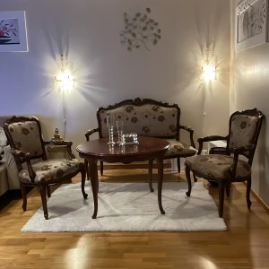 Möbler (soff sett & bord) - Jag säljer nu ett superfint soff sett tillsammans med ett matchande bord till. Otroligt fin design. Superbra skick och nyligen köpt. Köpt för 7500kr. Vi ska flytta och säljer därför extra tillhörigheter som ej kommer kunna följa med oss till vårt nya hem🤎