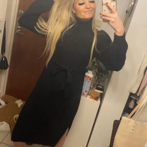 Stickad poloklänning - Stickad poloklänning! Aldrig använd!💞storlek S Avtagbara band runt midjan💓 