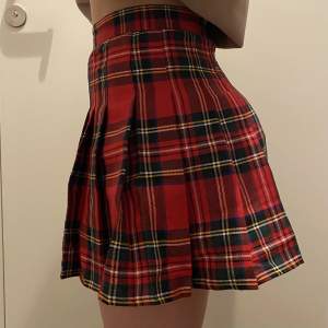 Fin rutig kjol. Väldigt sparsamt använd. Det finns shorts under kjolen och den är något liten i storleken.  Köparen står för frakt 💖
