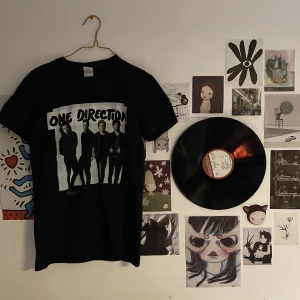 One Direction merch, T-shirt strl S - En unik T-shirt som såldes under deras Europa turné 2015! Frakt: 52kr (det som står där nere stämmer inte!)