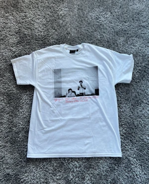 Hov1 t-shirt  - Den skitsnygga nya hov1 t-shirten med ”nåt i vattnet” i strl L. Sitter snyggt oversized på mig som bär m/s💕nypris:395  säljer då jag beställt en för mycket.