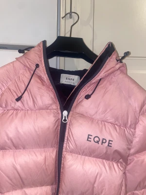 Skidjacka EQPE, strl XS - En grymt varm och skön skidjacka från EQPE som använts ca 2-3 gånger. Storlek XS. Släng iväg ett meddelande om du vill se fler bilder! Kan skickas eller mötas upp i Göteborgsområdet.