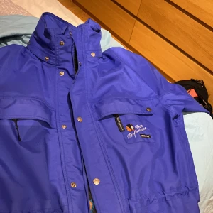 Peak performance  - Peak performance jacka från 1996. Helt fräscht skick, inga hål, inga fläckar och med fungerande kedjor 