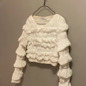 Tröja från NA-KD - Säljer denna svin snygga tröja från NA-KD i storlek 34 då den inte kommit till använing på länge💋Sparsamt använd, i nyskick!