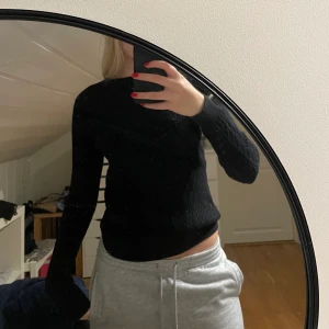 Svart stickad tröja  - En jätte fin tröja som är i storlek xs men passar mig som är i storlek s. Ni betalar för frakten!