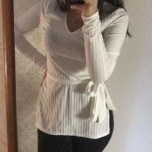 tröja med slits - använd ett fåtal gånger, har ett band med sig som man kan ta av🌸