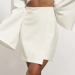 Säljer denna kjolen från Hanna Schönbergs kollektion med NAKD. Går inte köpa längre, och har blivit för liten för mig. 300kr+frakt