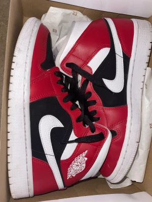 Air Jordan 1 mid  - Storlek-38.5  Använd-ett par gånger  Butik-footlocker  Skor material- matt  Färg-röd,svart,vit