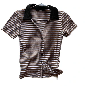 Randig tröja i brun, svart och vit - Perfekt skick! Väldigt stretchig och luftig. Står XS men passar mig som har S