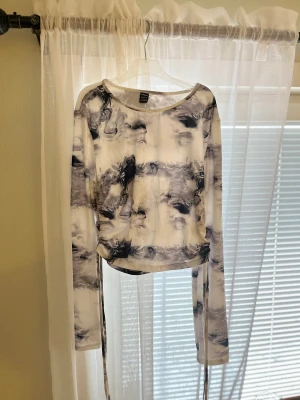 Långärmad tröja 🥰 - Aldrig använt, skönt material man kan dra upp banden för en annan modell men även dra ner 